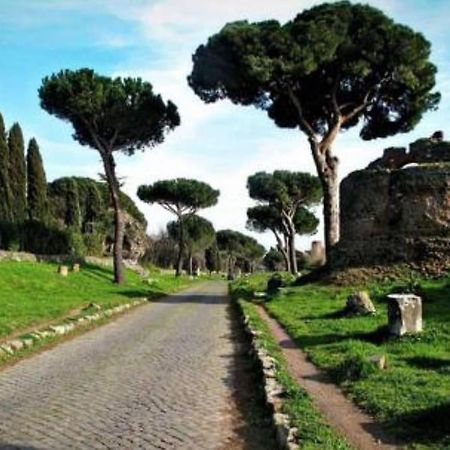 Basilica San Giovanni Appia Antica A Casa Di Amici ローマ エクステリア 写真